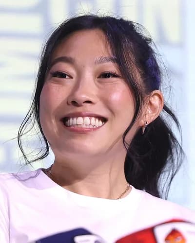 Awkwafina, a Bright Winter celebrity example