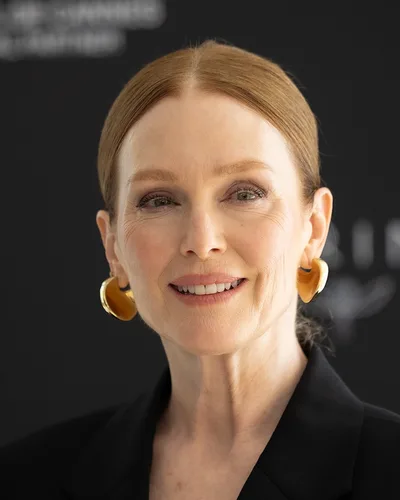 Julianne Moore, a Warm Autumn celebrity example